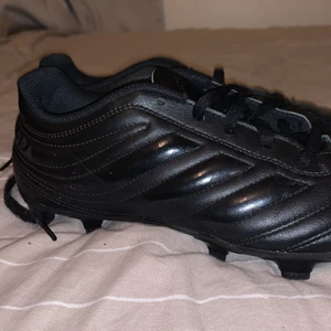 Adidas fotbolls skor - Svarta Fotbollsskor:) använda ett tag men fortfarande bra att använda. Bra skick och material:) vill bli av med dem så fort så möjligt
