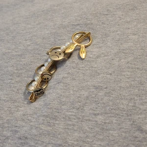 Dem kommer ifrån shein  - Det är 4 ringar och en hår klämma.