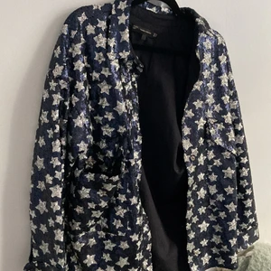 Jacka - Tunnare vår/sommar jacka från zara med paljetter⚡️ Säljs inte längre i butikerna🤍 Bra skick och skulle säga att den passar allt från XS/M med står xs i jackan 💙✨ om många är intresserad blir det budgivning 