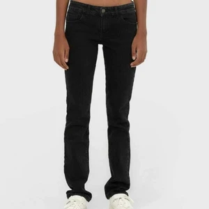 Stradivarius jeans - Säljer de här snygga lågmidjade jeansen som jag köpt på Zalando, stardivarius. De är i ett bra skick utan fläckor osv… har änvänt jeansen fåtal gånger. De är i storleken 34 men skulle nog säga att de passar 32or. Jag själv brukar ha 34/36 och de var för små för mig. Jag köpte jeansen för 359kr men kommer starta priset på 190kr. Köparen står för frakten. Kontakta vid intresse!💕