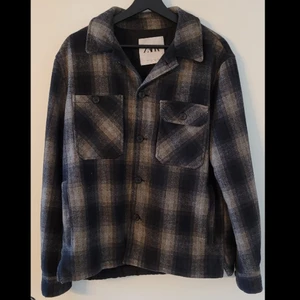 Rutig Overshirt ZARA - Fin, lätt fodrad overshirt från Zara i storlek M. Cond 9/10 superfint skick!