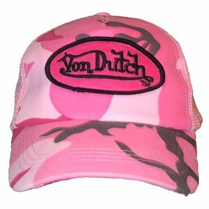 Von dutch keps - Supersnygg von dutch keps med rosa militär mönster, perfekt y2k vibe 💋 Man kan justera den där back och anpassa den så passar nog dem flesta storlekar men står 58cm 😸