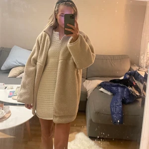 Teddy - Hej! Säljer denna fina teddy från Carin Wester, perfekt till våren och även sena kyliga sommarkvällar när myggen kommer. Denna är slutsåld och i väldigt bra skick, köpt för 700 kr ☁️ 💓 