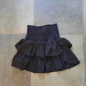 Volangkjol - Supersöt volangkjol från neo noir i storlek xs. Den är aldrig använd. Frakt ingår ej i priset och frakten betalas av köparen