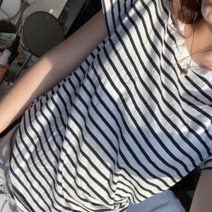 T-Shirt - Sjukt snygg T-Shirt från Hm⚡️ Använt kanske 3 gånger och säljer då jag har en liknade! Storlek s och säljer för 30kr