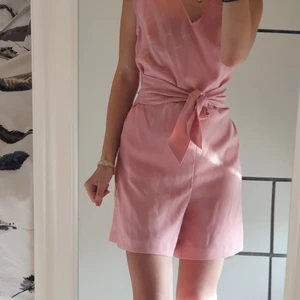 VILA CLOTHES (about you) - Jumpsuit från VILA (about you) i storlek 36 (s). Jumpsuiten verkar inte säljas längre. Drakedja längs ryggen. Väldigt skönt material. Använd 2 gånger.Den är väldigt "stor för sin storlek", för mig är den lite för stor som pendlar mellan S/M💕Har även fickor, är ej genomskinlig nedtill!✨️                                                                                    Ord.pris 189 kr (köparen står för frakt,börja buda från 89:-  )