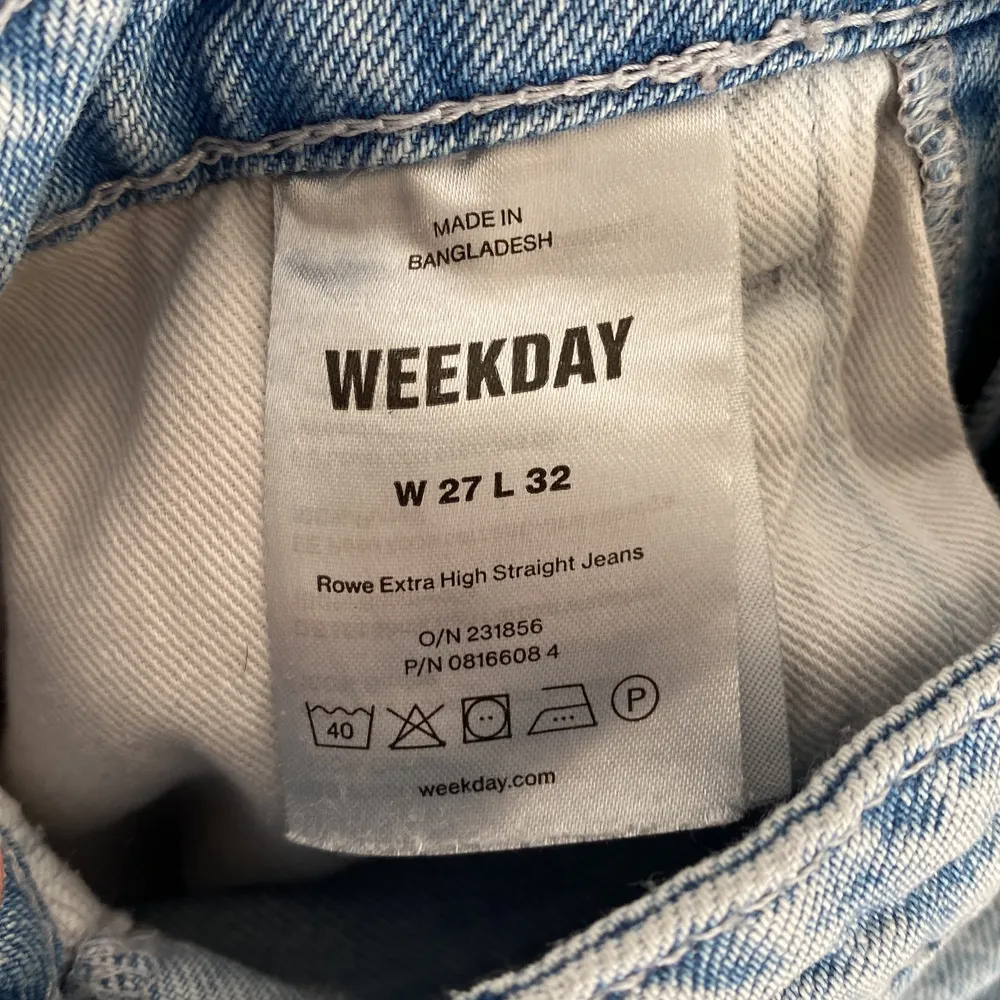 Säljer mina Weekday jeans i modellen Rowe i storleken W27 L32 som jag bara har använt ett fåtal gånger. Rowe Extra High Straight Jeans. Jeans & Byxor.