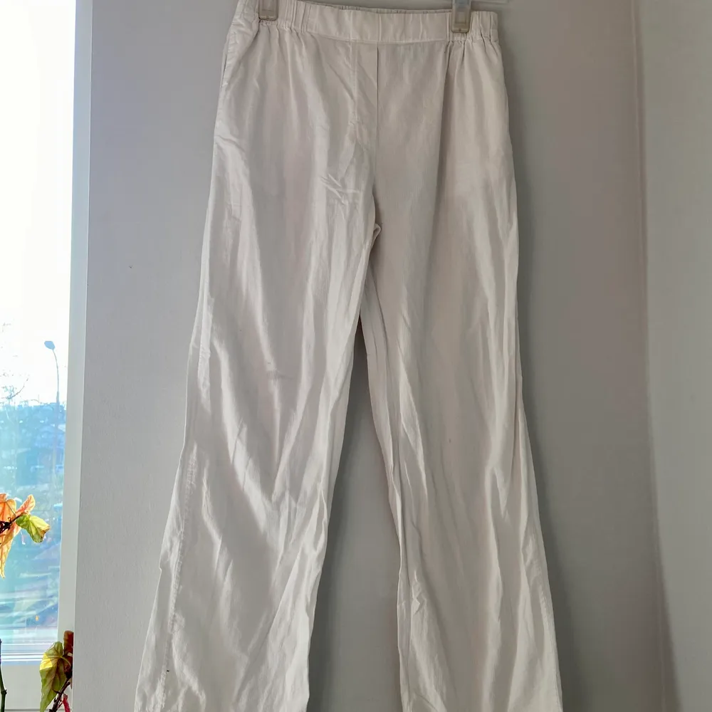 Supermysiga pyjamasbyxor från COS helt i bomull. Använda men i fint skick. 🌞. Jeans & Byxor.