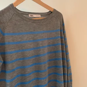 Zara tröja - Säljer denna slutsålda randiga tröja från zara! Säljs eftersom den aldrig kommer till användning!! Den är endast andvänd 2-3 gånger. Storlek M!Kan mötas upp och skicka den men då står köparen för frakten!!💗💗Köptes för 179kr och säljer den för 100kr!!💓💓💓