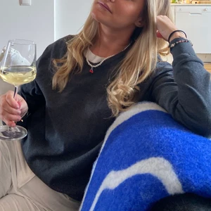 Tröja - Så fin grå tröja med v ringning!! Så fin över en klänning i sommar🥰❤️ jättefin grå färg och passar xs-m 💗