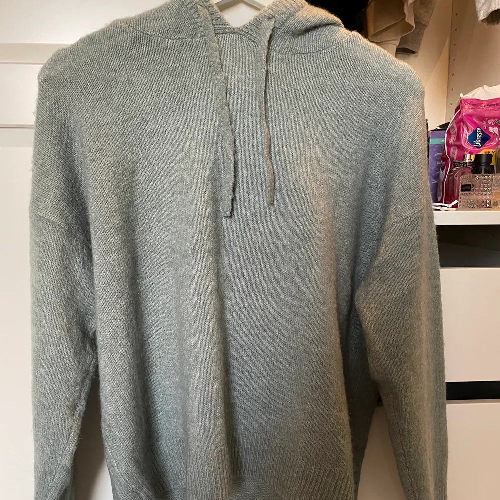 Jag säljer denna jättefina stickade hoodie från zarlando!! Den är i storlek M och är i jättefint skick, inga skador eller fläckar!! Kom privat vid frågor eller vid intresse, jag säljer den för 80kr+ frakt orginalpris 399kr❤️. Stickat.