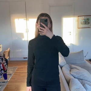 Ribbad svart långärmad tröja - Söm som sticker upp på höger Axel men inget hål eller påbörjat hål. Liten polokrage ribbat svart tyg. Jag har oftast S denna är i storlek M