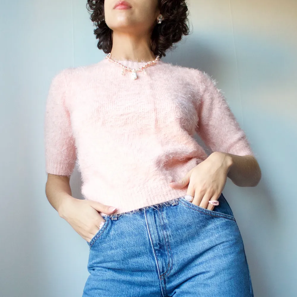 • SUPER CUTE COTTON CANDY PINK FLUFFY SHORT SLEEVE KNITTED TOP. VERY 50s GREASE🤩 AS NEW!  • SIZE - XS / EU 36 / US 0/2 / UK 8 • BRAND - Yumi Knitwear • MATERIAL - polyamid, acrylic. Stickat.