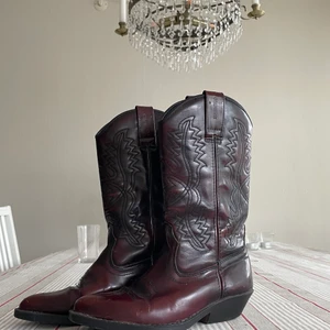 Cowboy boots 💖 - Säljer vidare dessa ascoola boots som jag köpte här på Plick. Hon jag köpte av skrev fel storlek i annonsen så de passade tyvärr inte. Är i övrigt i bra skick och sååå härlig färg! Köparen betalar frakten❤️
