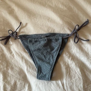 Helt nya blå bikinitrosor strl M, s - Helt nya blå stickade/virkade bikinitrosor i storlek M, passar även strl S. Intimskyddet kvar, man kan välja storlek o hur mkt string de ska vara. Frakt 26💕