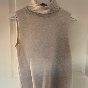 Stickad väst - Säljer denna beiga stickade toppen ifrån zara. Sparsamt använd alltså endast använd ungefär 4 gånger. Köp direkt för 250+frakt