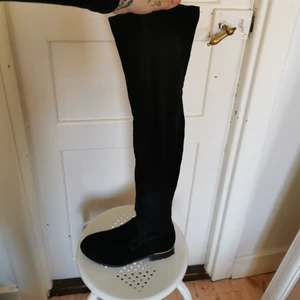 Lårhöga stövlar  - Lårhöga stövlar från boohoo använda enstaka gånger. En guldrand på baksida/häl, dragkedja på sidan. Storlek 36.