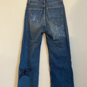 yoko jeans - Säljer mina egenmålade yoko jeans, finns ett litet håkan quote på fickan;) Det är vanliga yoko jeans från monki, rätt slitna tyvärr mellan benen och längst ner vid fötterna. De är högmidjade och sitter väldigt fint på (för små för mig nu dock så har inga bilder på passform). Vida ben och fin tvätt!! 