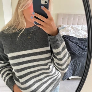 Randig tröja - Randig, stickad tröja från Shein🥰 Storlek S och i väldigt bra skick! Köparen står för frakten.