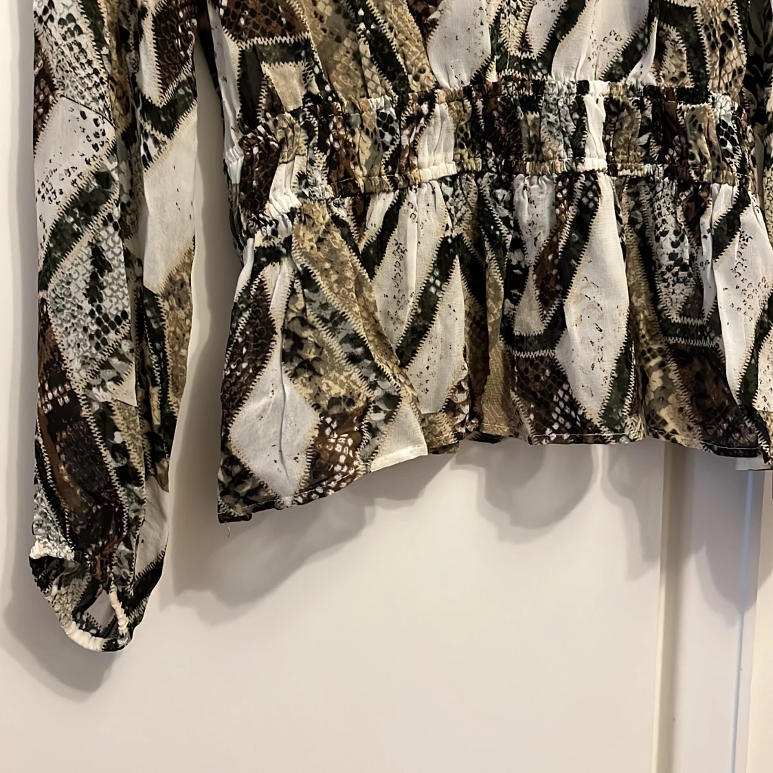 Ormskinnsmönstrad chiffongblus - 91