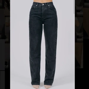 Jeans - Svarta/gråa jeans från A-dsgn. Helt nya och oanvända med alla lappar kvar. Slutsålda på hemsidan. Skulle säga att de är väldigt långa i benen men går självklart att klippa av eller sy upp om man