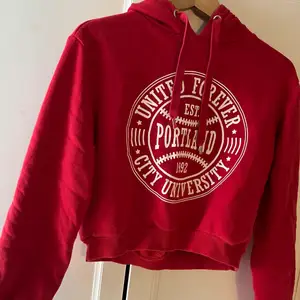 Säljer denna röda hoodie då den inte kommer till användning ❤️ Tröjan är i fint skick! 