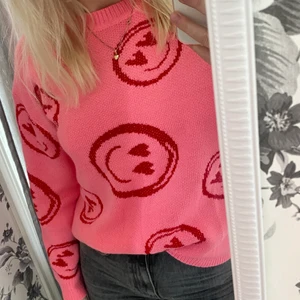 Smiley tröja  - Jätteskön stickad tröja med smileys på. 100kr + 66kr i frakt (spårbar)!  Storlek S/M. ❤️‍🔥