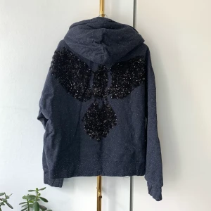 Supersnygg hoodie från & Other Stories - Jättefin hoodie, superskön, oversized hoodie med glittermotiv på ryggen från & Other Stories. Nästintill oanvänd, storlek 38💞 Frakt tillkommer :)