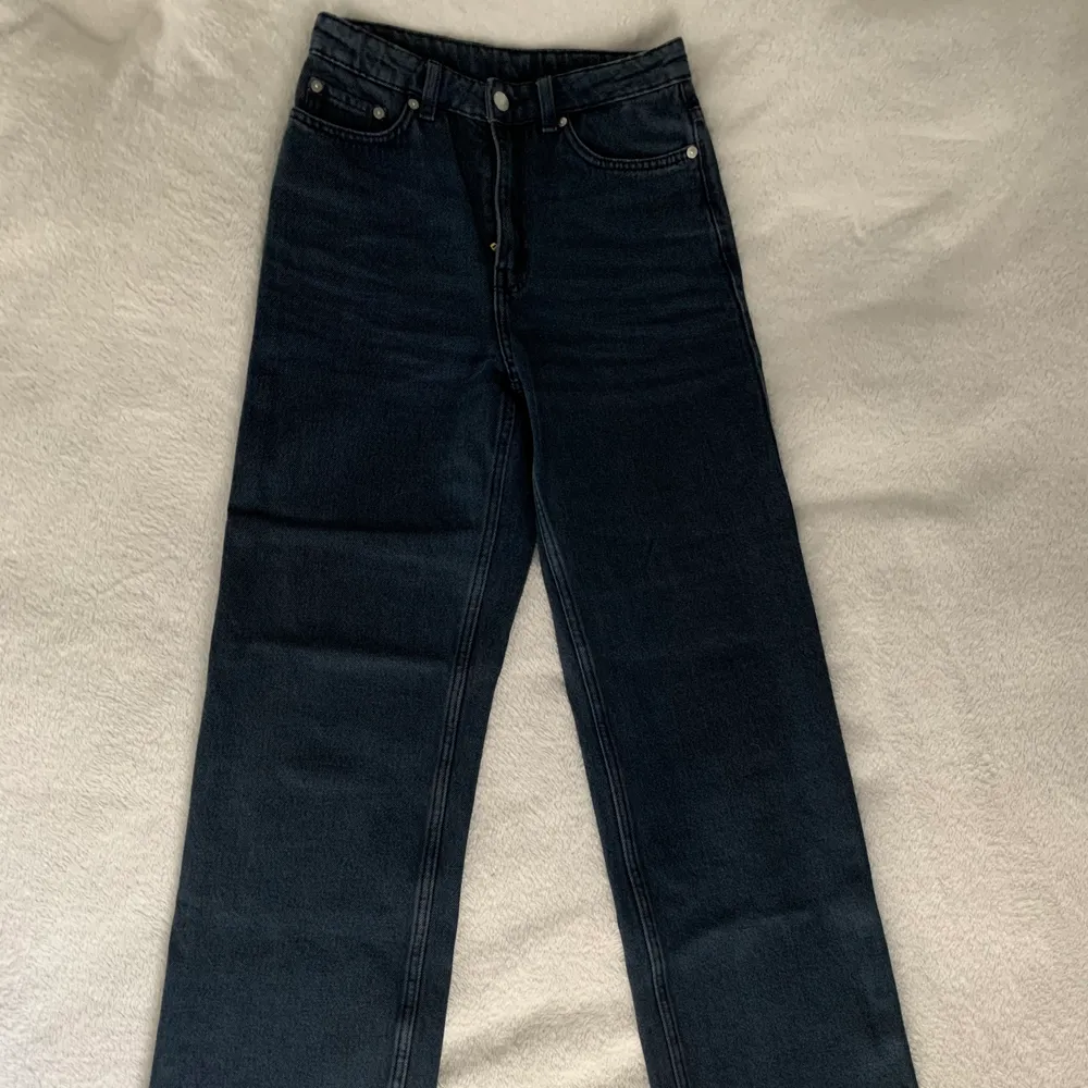 Weekday jeans i modellen: Row extra high straight. Perfekta passformen som ligger sig fint över sneakers.. Jeans & Byxor.