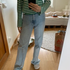 Jeans - Dessa byxor från Monki är dundercoola men är tyvärr för stora för mig samt kommer inte till användning. Går att matcha till hur mycket som helst och är perfekta färgen för våren som kommer ❤️