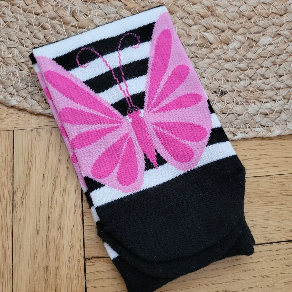 Supersöta randiga strumpor svart/vit m rosa fjärilar fram. 
