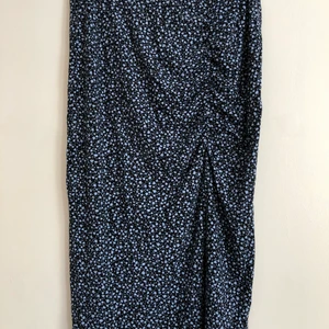 Midikjol blommig - Blommig midikjol från monki med liten slits i sidan. Jätte skönt tyg och fin passform. Perfekt till sommaren 