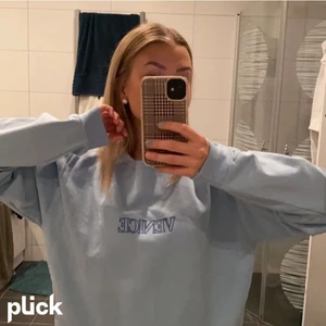 Blå sweatshirt - Såå snygg färg på denna sweatshirt!! Endast testad aldrig använd💕💕köpt för 250 