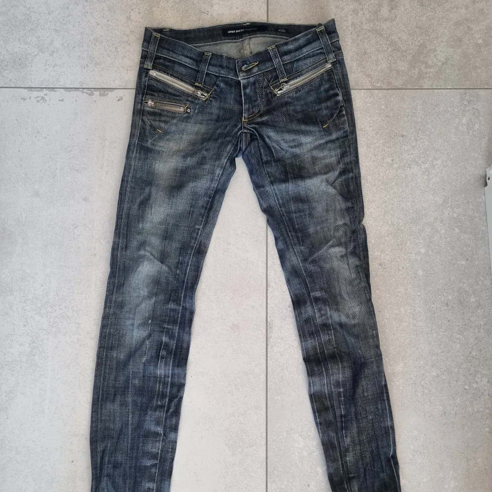 2000-talet! Skitsnygga jeans, låg midja, slim fit, snygg tvätt. Kanon skick. Varsågod. . Jeans & Byxor.