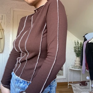 Topp från nelly  - Säljer den här jättefina toppen från Nelly i storlek s. Toppen är använd 2 gånger och ser ut som nyskick. 