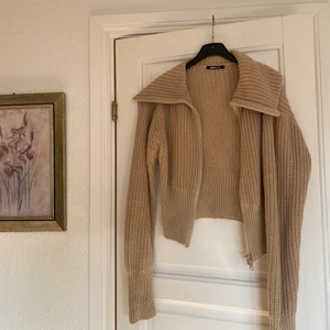 Kofta beige - Säljer denna fina kofta knappt använd storlek M men sitter som en S💗