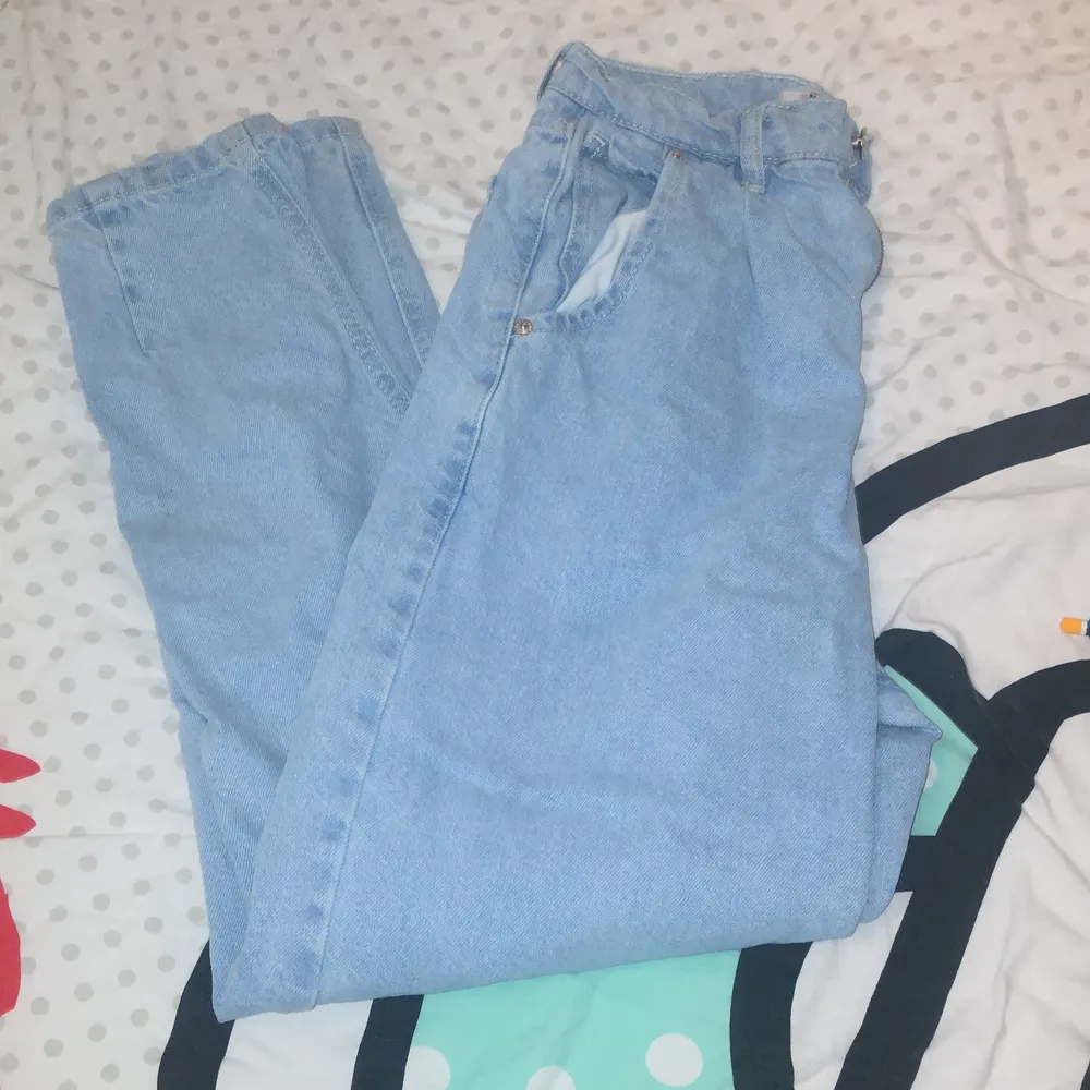 Ett par blåa highwaisted jeans i bra skick 🌸. Jeans & Byxor.