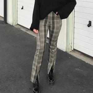 Rutiga kostymbyxor - Rutiga kostymbyxor från Monki med slits nertill. Hög midja. Strl 38. Jag är 172cm lång.