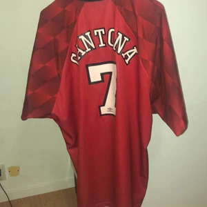 Retro Manchester United home kit Cantona - Köpt i Old Trafford fanshop. I väldigt bra skick 