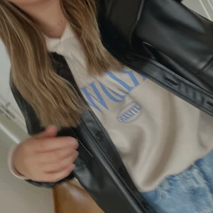 HOODIE - Skön hoodie med tryck från Gina. Använt skick, se bilder.