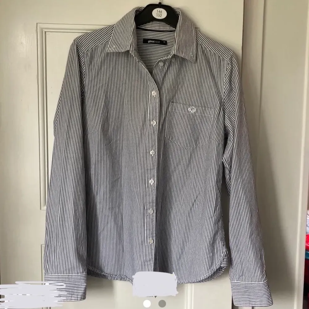 jättefin grå vit randig skjorta från gina trocot, säljer för att jag köpte på plick men det var fel storlek. Skjortor.