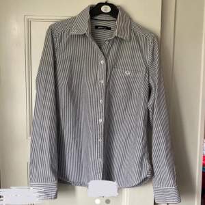 jättefin grå vit randig skjorta från gina trocot, säljer för att jag köpte på plick men det var fel storlek