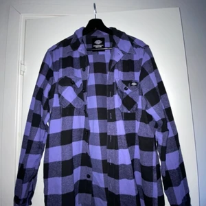 Lila Dickies skjorta (strl M) - En skitsnygg trendig dickies overshirtskjorta köpt för 649:-. Perfekt nu till våren!! Använd ett fåtal gånger så den är i bra skick! Pris kan diskuteras om önskas☺️