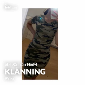 Klänning i strl XS från H&M - • Multifärgad (militärgrön) klänning i strl XS från H&M • Skicket är som nytt • Endast testad ett fåtal gånger  • Säljs då den inte används Meddela gärna mig vid intresse eller frågor💓 (‼️ leverans kan variera, betalning sker via Swish ‼️)