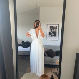 Balklänning  - Balklänning vit med volanger, från zalando, köptes för 1300 kr men är aldrig använd och lappen är kvar, så himla himla fin🥺