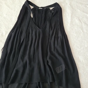 Blus chiffong  - Svart chiffong blus med knytning, använd fåtal ggr