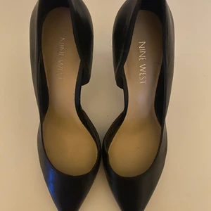 Klackar  - Pumps Nine West, lite sliten i klacken men fullt användbara. 