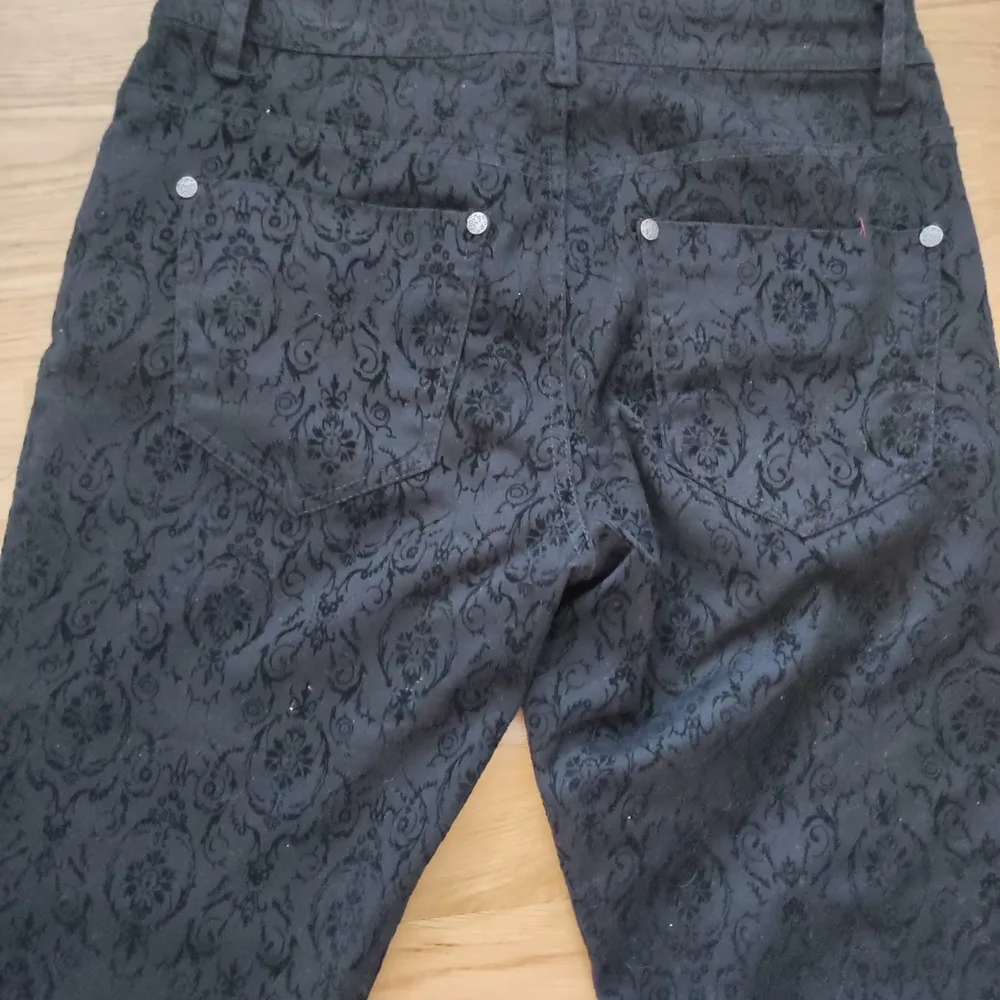 Svarta, vintage low waist jeans storlek 38. Har aldrig använt de då den inte passade mig, men de är nya.. Jeans & Byxor.
