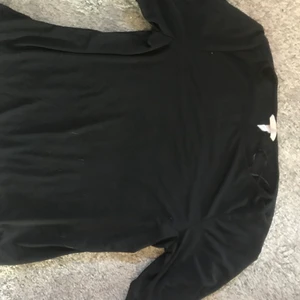 Svart H&M tröja med pösiga ärmar - Pösiga ärmar, ej använd, fint skick! Kan mötas inom/nära Borlänge! 