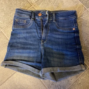Jeansshorts  - Korta jeansshorts, väldigt stretchigt material och är sköna! Mycket snyggare på. Kan tyvärr inte ha dom längre och kan inte ta kort med dom på
